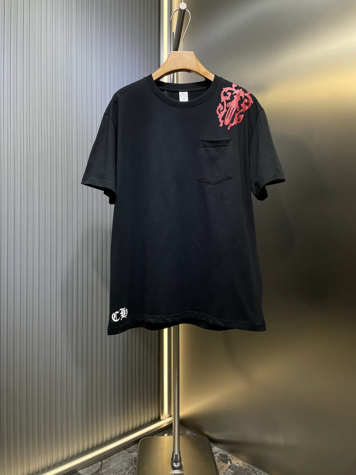 P250 Chrome Hearts 🌟[Top Original] Fabric: Cotton Material Description: The fabric is made of 26-woven 240-gram cotton material. Printing is very important. The ink used in the original version is beyond the standard printing. Generally, printing factories have no ability to restore it. After running to many factories, the final efforts paid off. The overall wiring is straight and delicate, the fabric is comfortable and soft, and the color is consistent without color difference. Can be matched with the same style to create a fashionable look, to suit various occasions, customized accessories, complete with three standards, same style for men and women size: s m l
